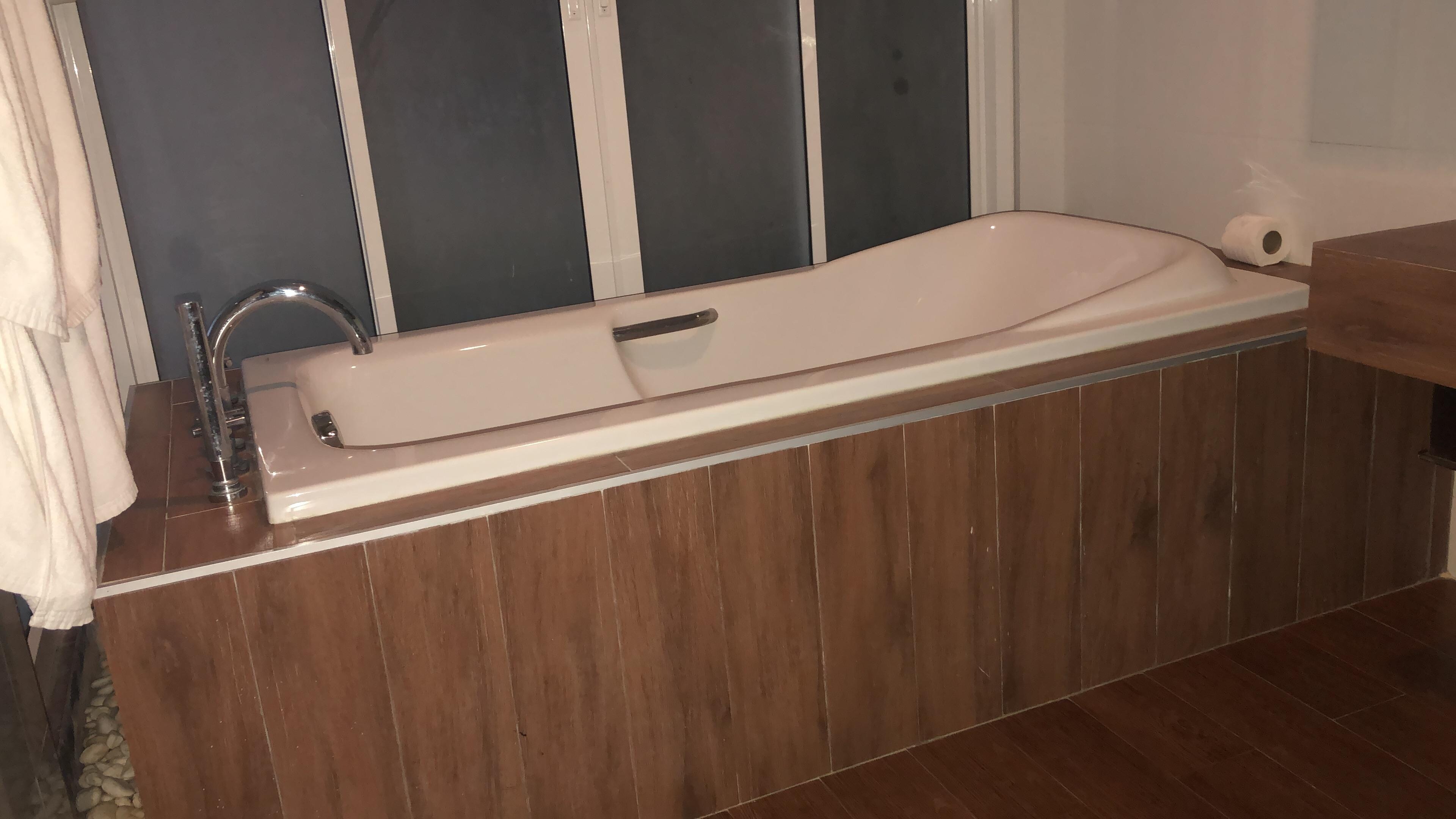 Banheiro e quarto enorme e com varanda