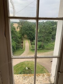 Utsikt från huset över gammal stenbro