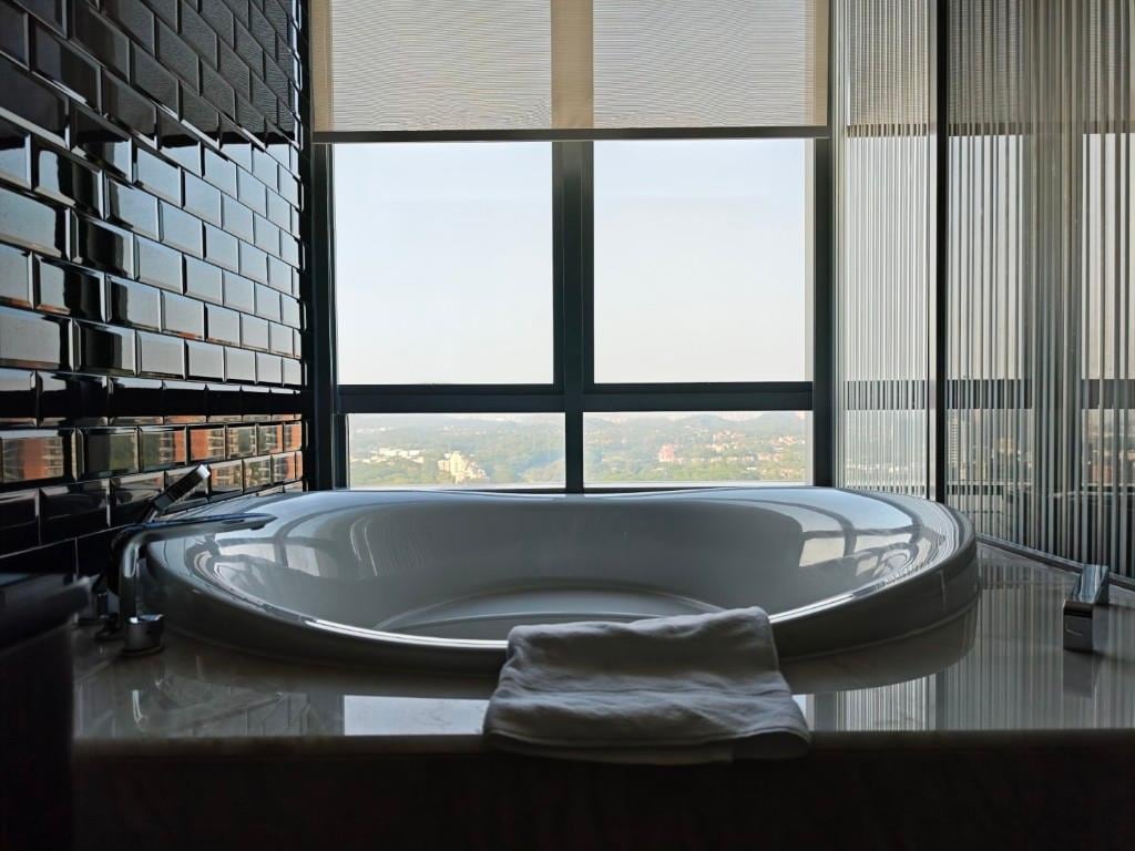 The large bathtub can easily fit two ppl at a time.