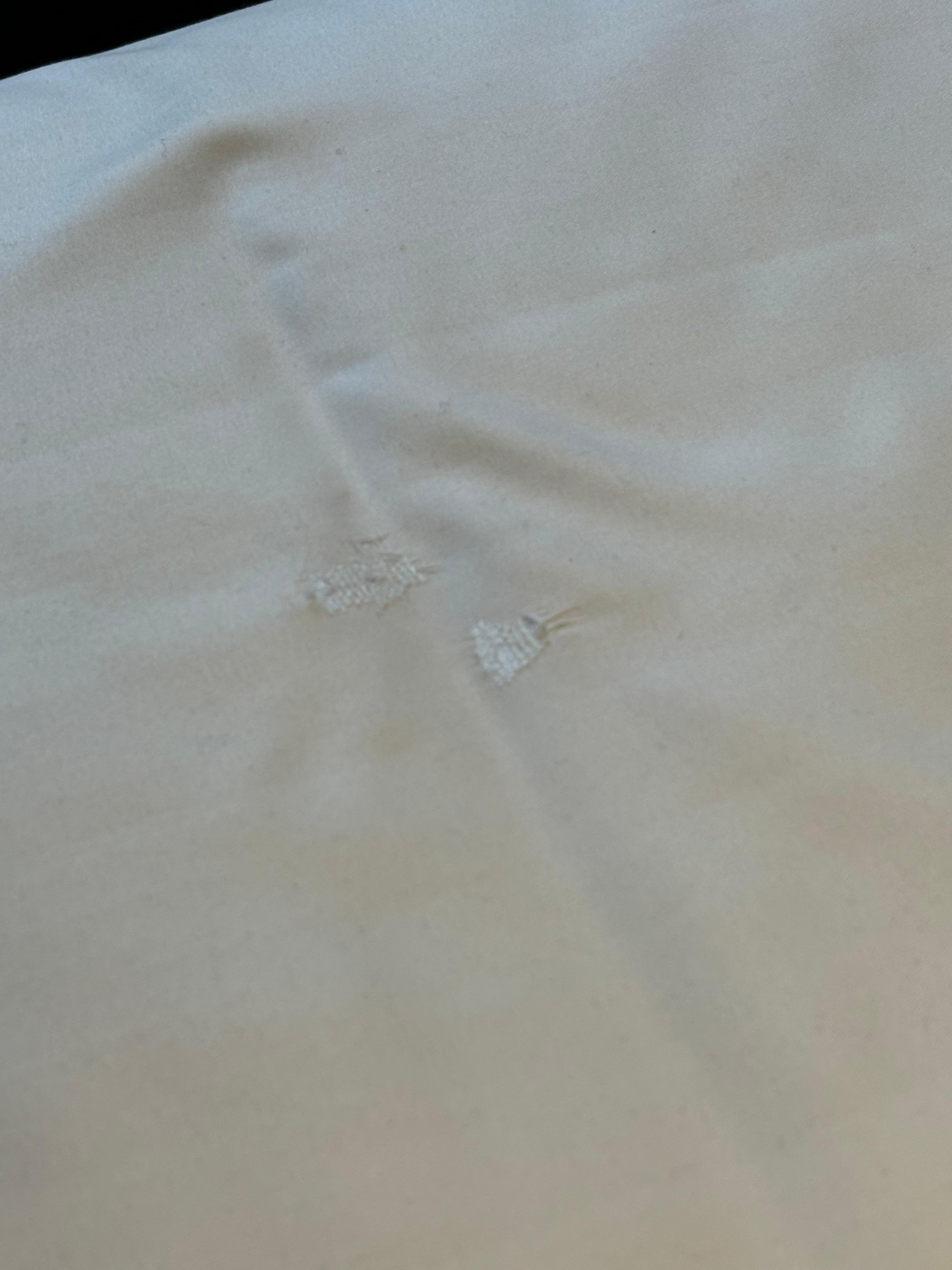 Roupa de cama puída 