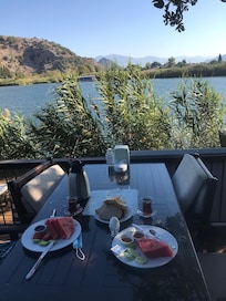 Frühstück am Fluss