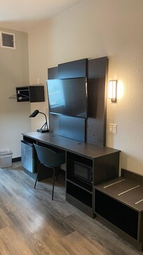 Lamp on the right side of the tv can be turn off entering the unit or under it, there’s two switches, idk what the other one was for, i tried but nothing turned off/on.