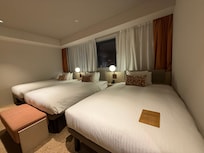 3人房內、床位墊高是為了讓旅人放置行李箱