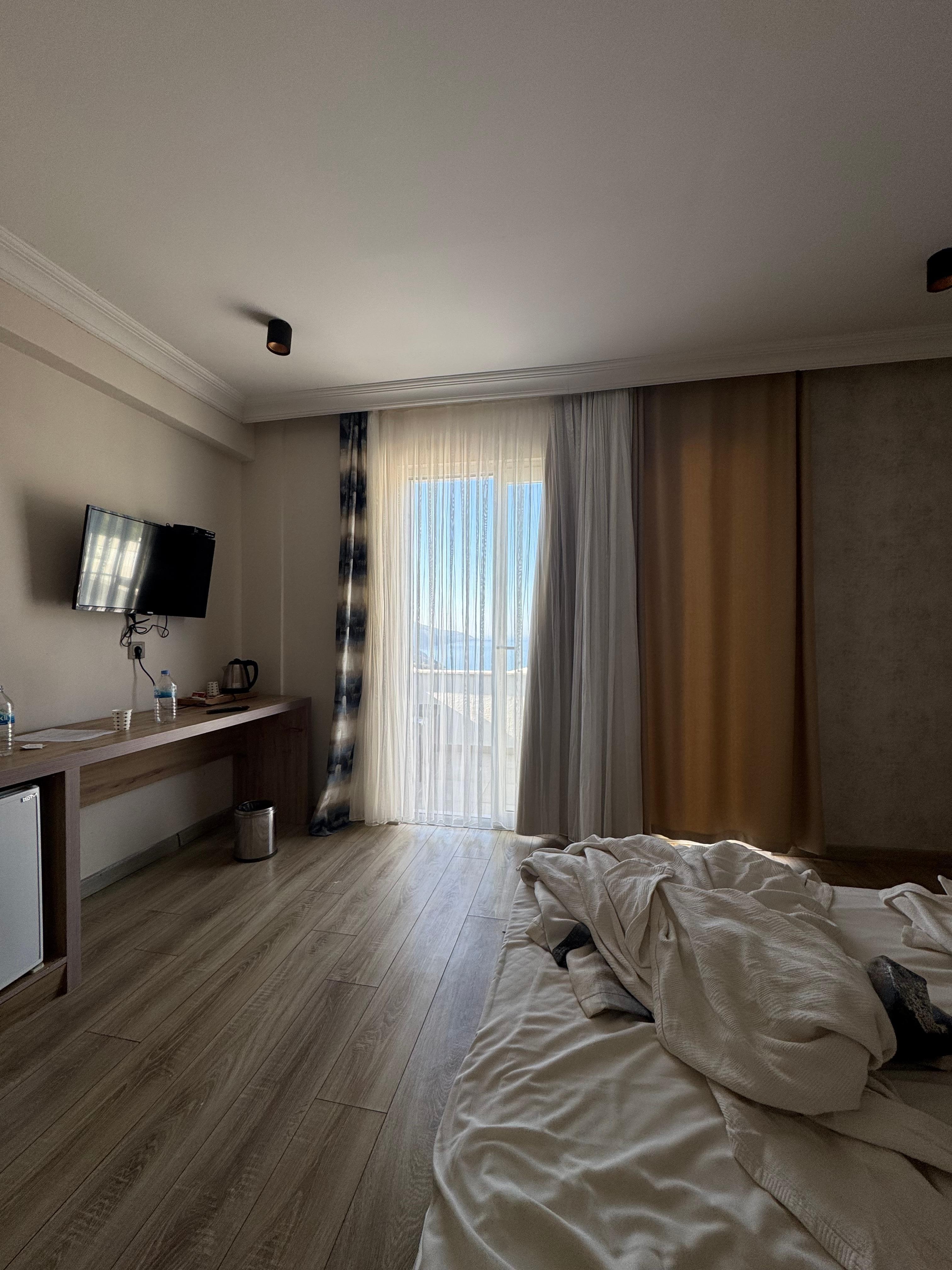 Tv nin karşısında oturacak bir şey yok enteresan bir noktada tv