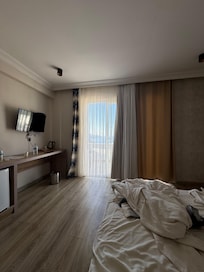 Tv nin karşısında oturacak bir şey yok enteresan bir noktada tv