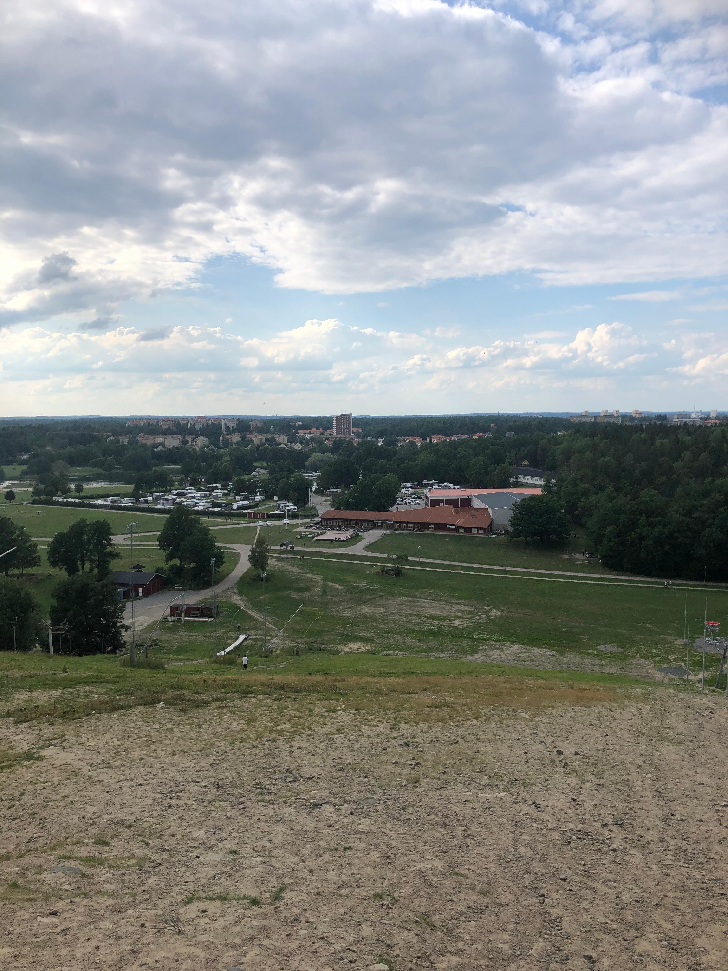 Utsikten över området från toppen av den närliggande skidbacken. 