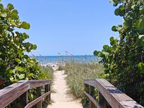Walkway to Cocoa Beach đïž