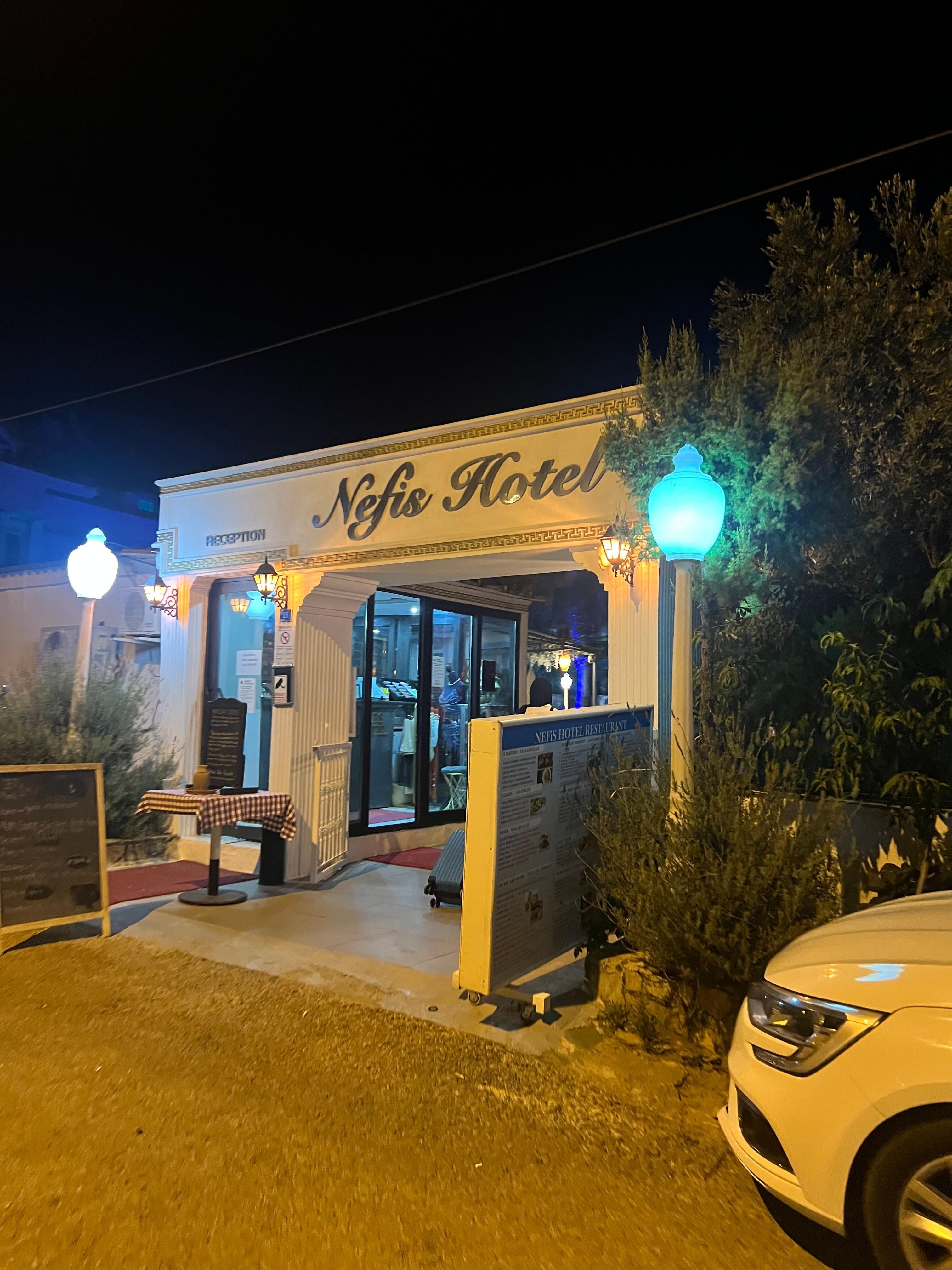 Herşey mükemmel herkes güleryüzlüydü kahvaltının olması çok avantaj oluyor açık büfesi yeterli odalar temiz havuzu oldukça temiz en önemlisi ölüdenize 5 km gayet yakın bahçenin atmosferi çok hoş yeniden geleceğiz🥰