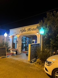 Herşey mükemmel herkes güleryüzlüydü kahvaltının olması çok avantaj oluyor açık büfesi yeterli odalar temiz havuzu oldukça temiz en önemlisi ölüdenize 5 km gayet yakın bahçenin atmosferi çok hoş yeniden geleceğiz🥰