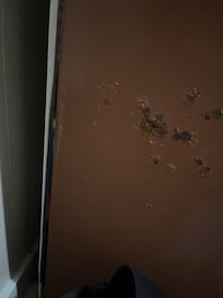 Rouille salle le four entre mur et four pleins rouille et vieux ustensiles sales