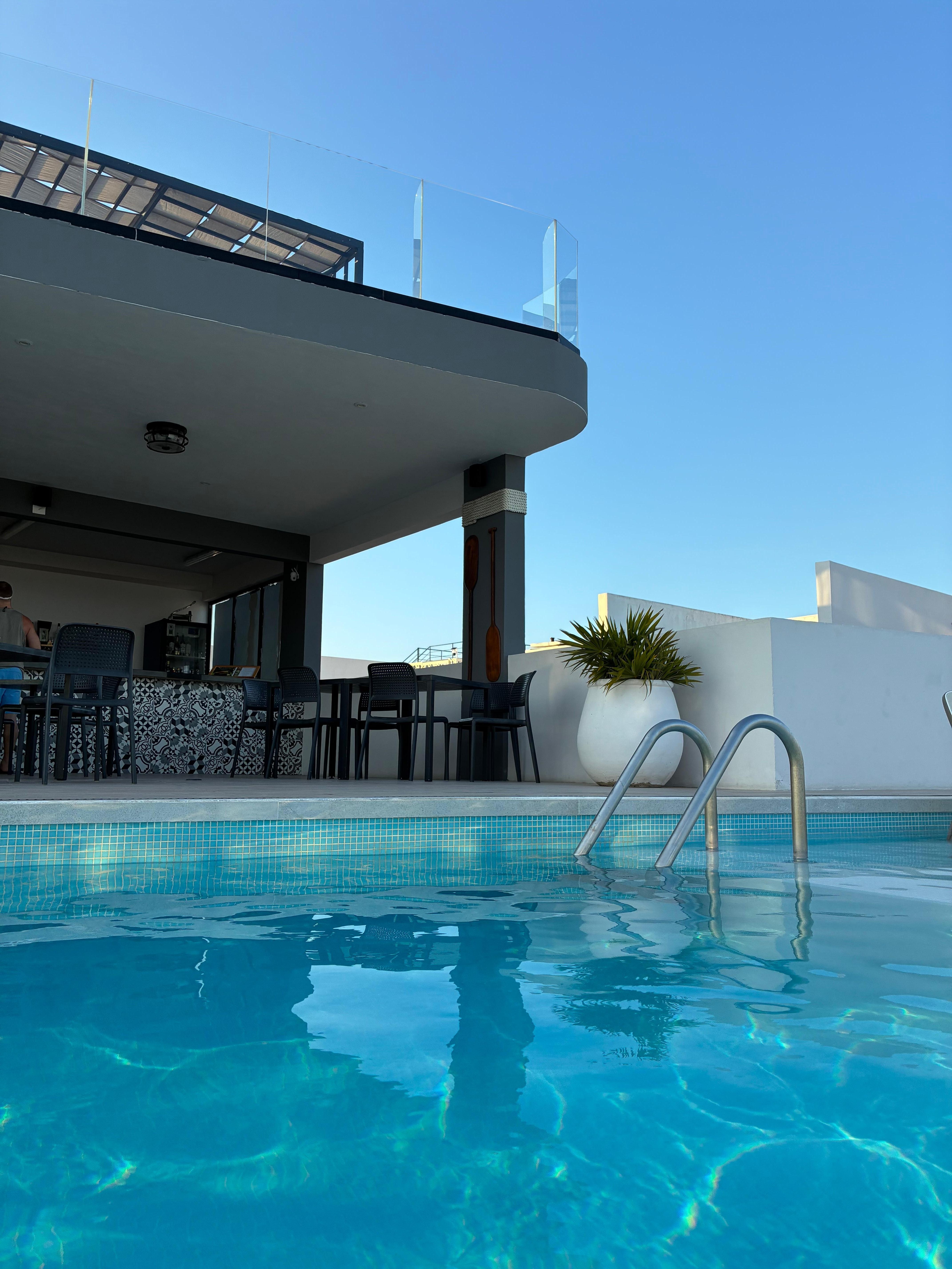 Pool with bar service 