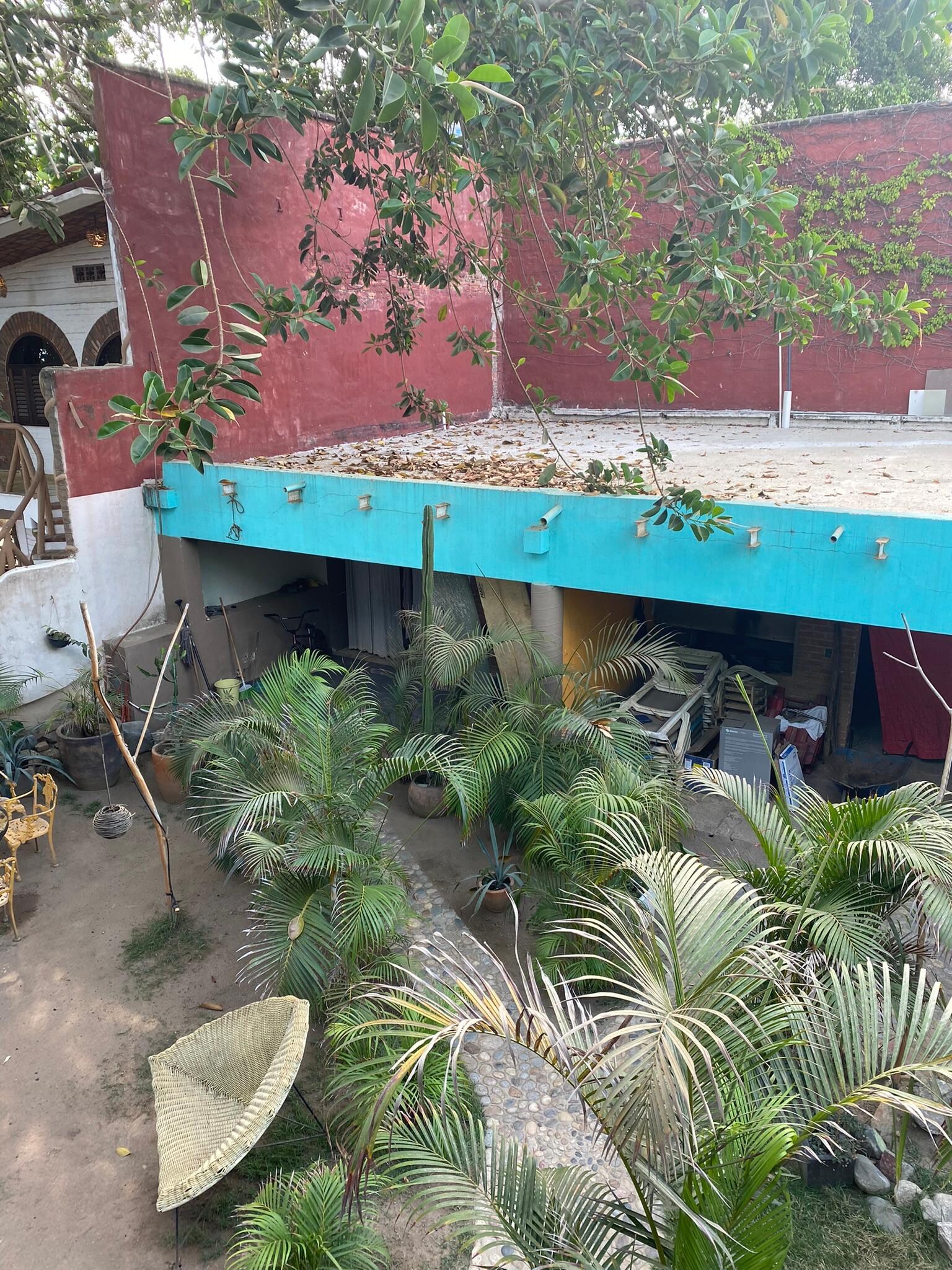 Esta es la vista del balcón hacia el patio del hotel.