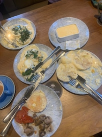 Eggs Benedict hollandaise sauce cold and out of a jar. Eggs overcooked and hard. Couldn’t eat any of it !!