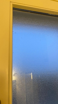Fenster im Badezimmer mit Schmutz
