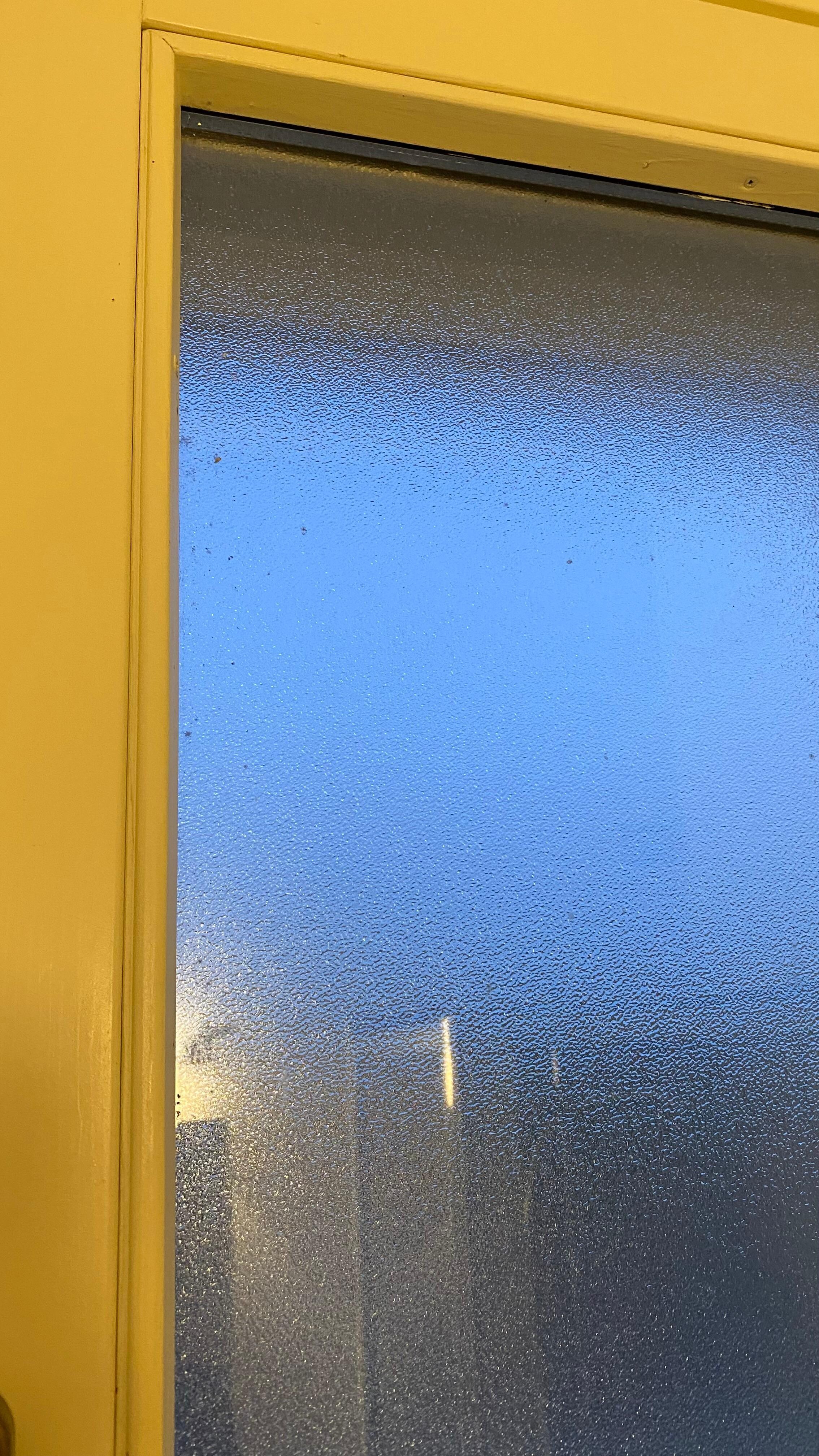 Fenster im Badezimmer mit Schmutz