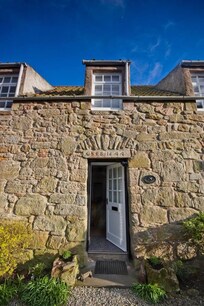 Duck Cottage with marriage lintel from 1644. Not related to the house but is to the village.