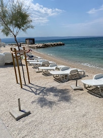 Stranden 15 meter fra boligen.