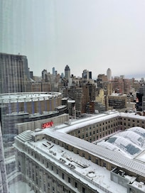 Utsikt mot Madison Square Garden och Moynihan Trainhall precis jämte hotellet
