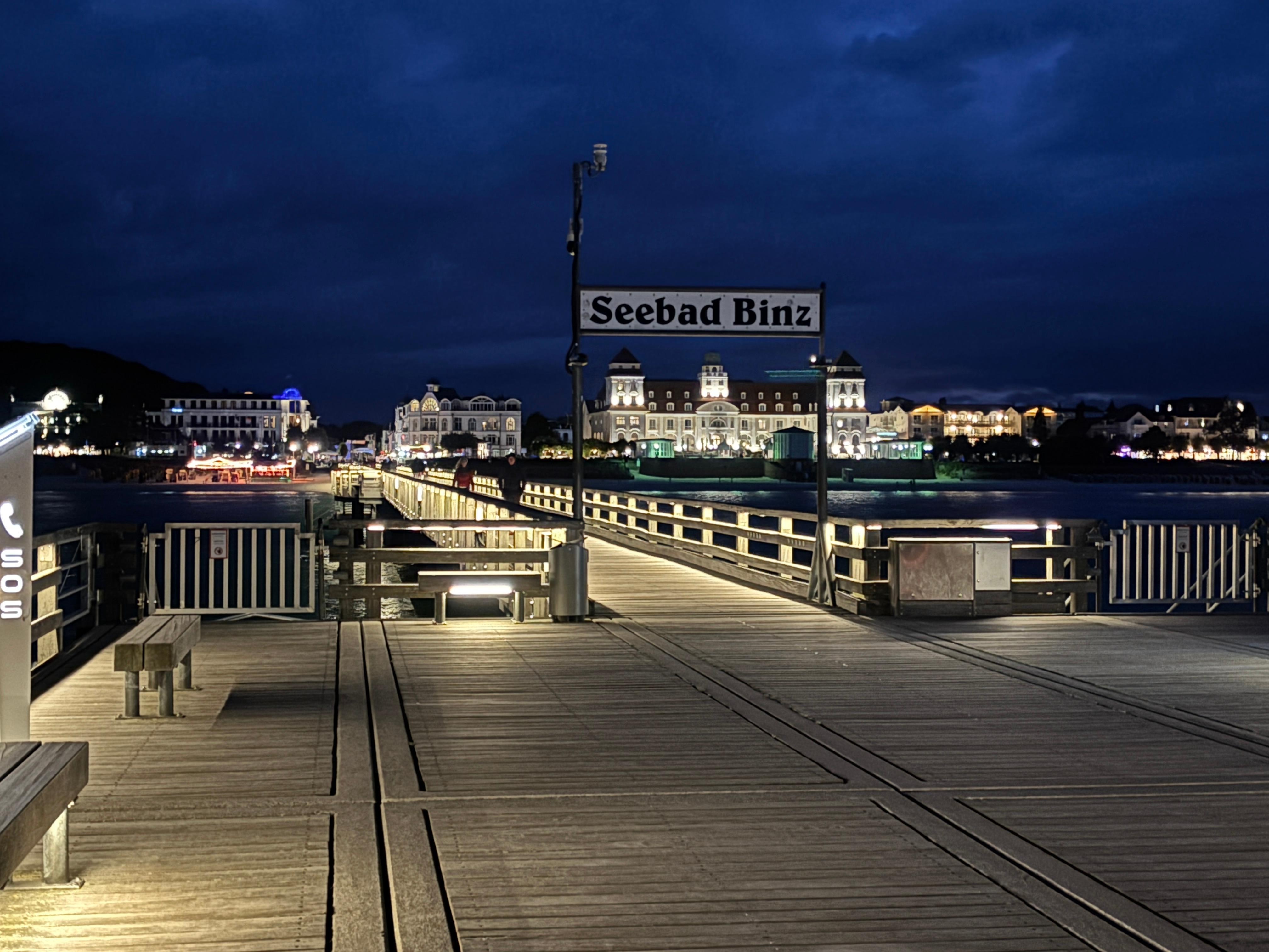 Abends auf der wunderschönen Seebrücke nur einen Steinwurf von der Ferienwohnung entfernt.