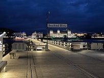 Abends auf der wunderschönen Seebrücke nur einen Steinwurf von der Ferienwohnung entfernt.