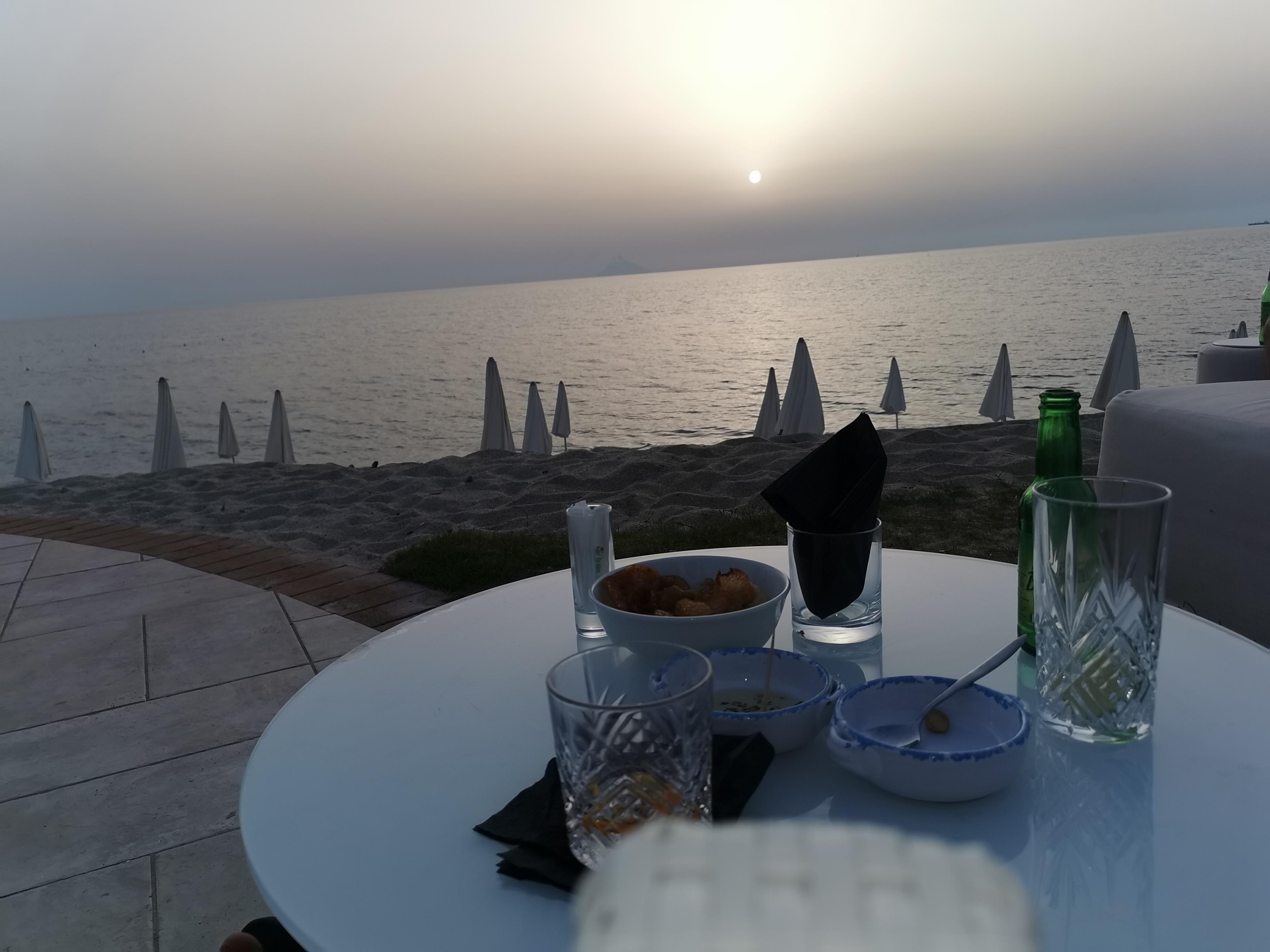 Un Negroni sulla spiaggia al tramonto