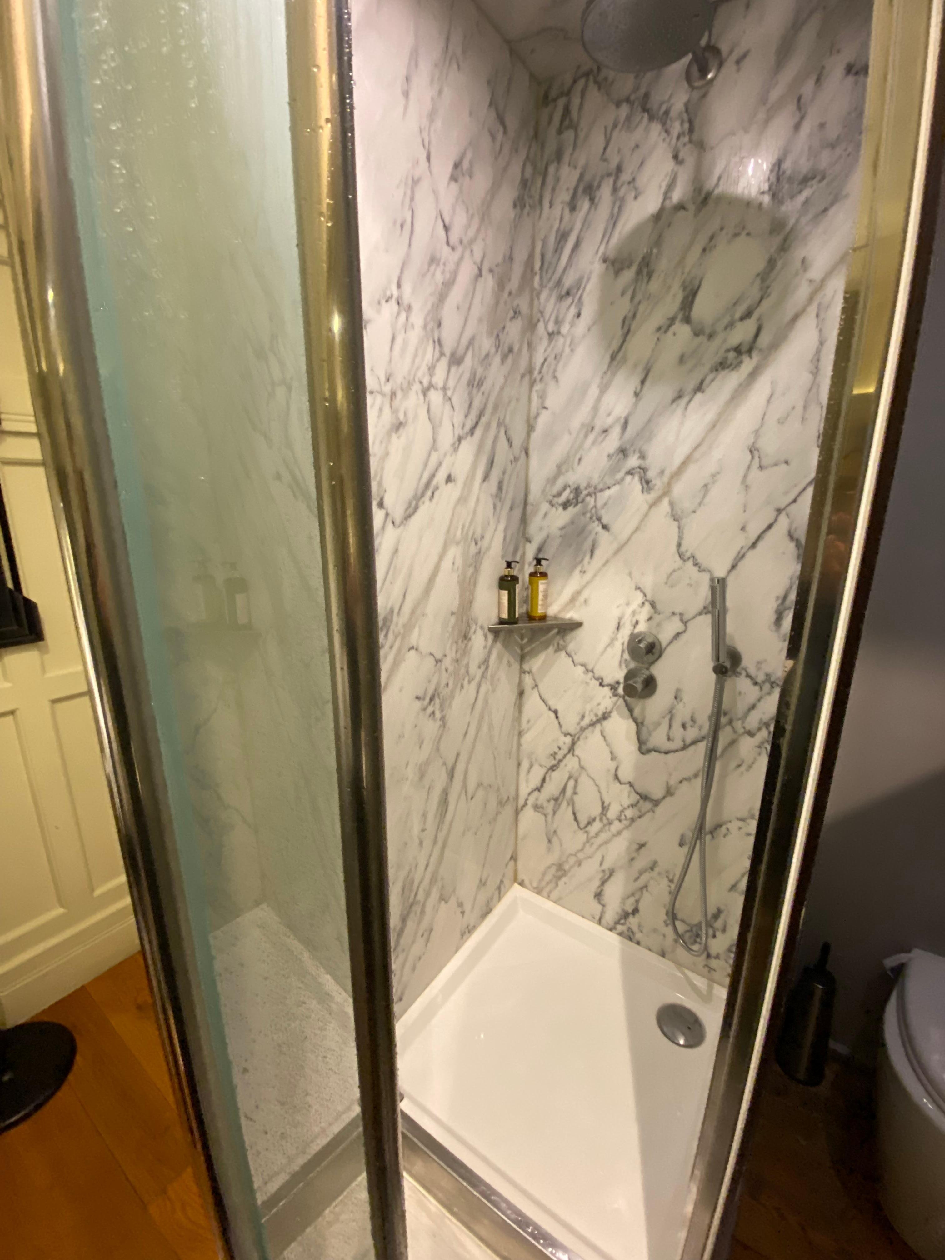 Douche minuscule avec porte transparente