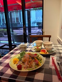 バイキングはサラダと有名なドレッシングを堪能!