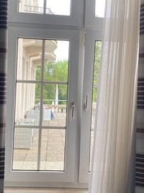 von Terrasse Einblick in das Zimmer direkt auf das Bett