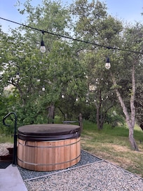 Clean, perfectly heated hot tub!