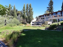 Jardim do hotel à beira do Lago Nahuel Huapi em fevereiro de 2020.