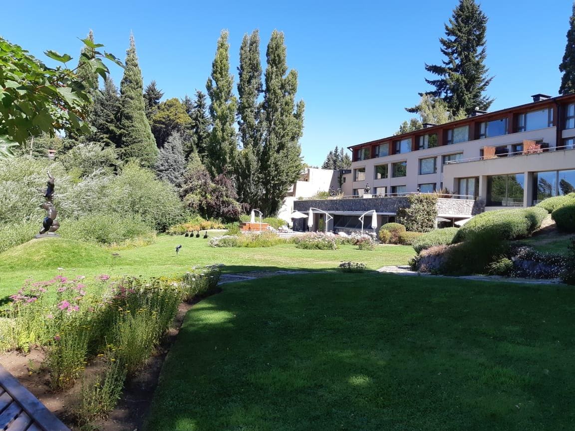 Jardim do hotel à beira do Lago Nahuel Huapi em fevereiro de 2020.