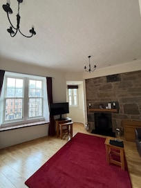 Room exactly as pictured.