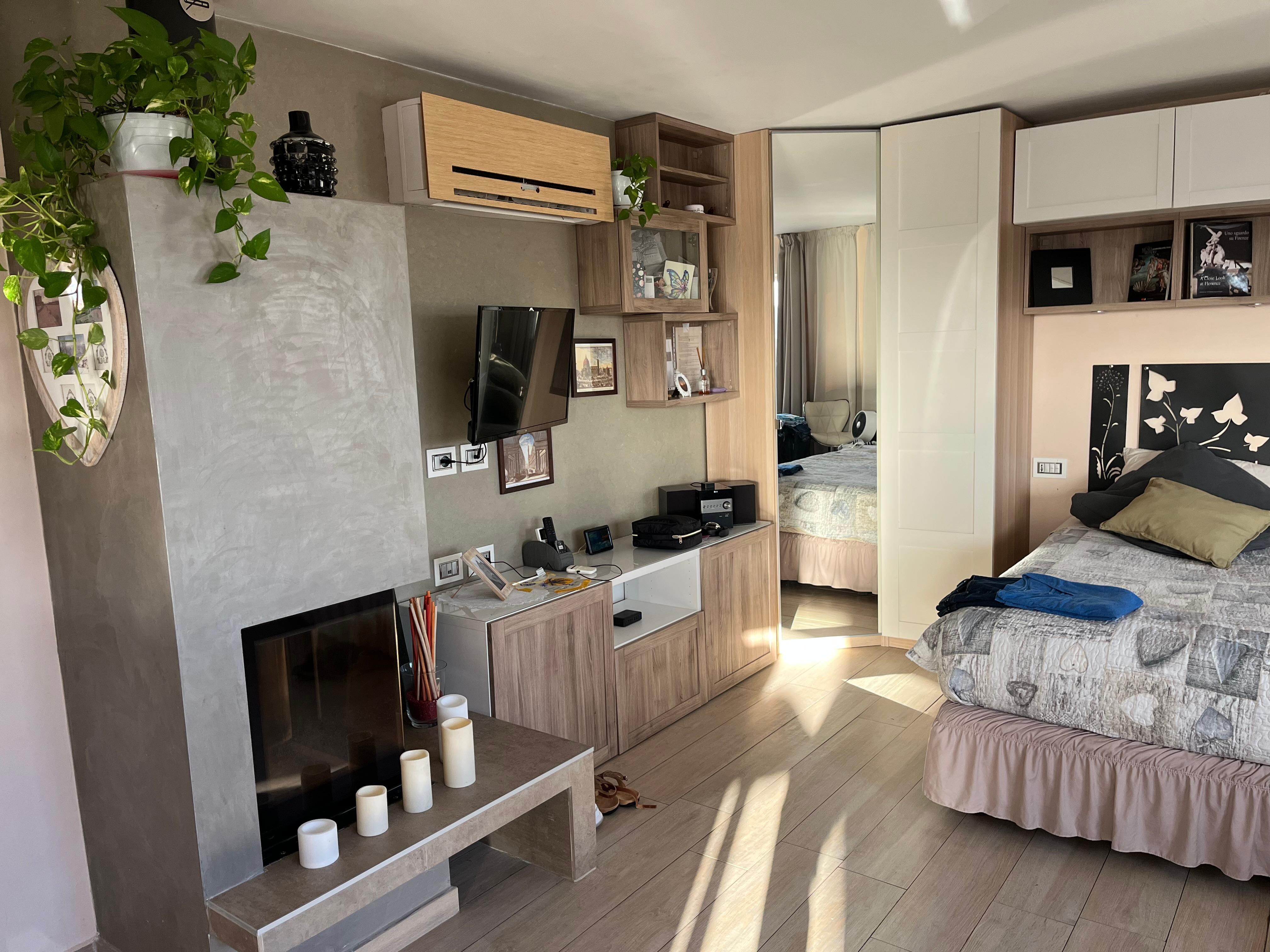 Nicely appointed penthouse. It has everything you need. 