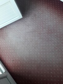 moquette de la chambre décolorée par le soleil et l'usure