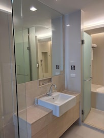 ベッドルームと水回り部屋との間に扉が無いので夜間照明を点けると明るすぎるし消しておくと暗すぎてトイレに行くのに困る