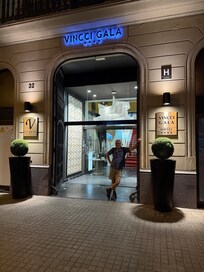 Great neighborhood, steps away from metro, restaurants and the most helpful staff