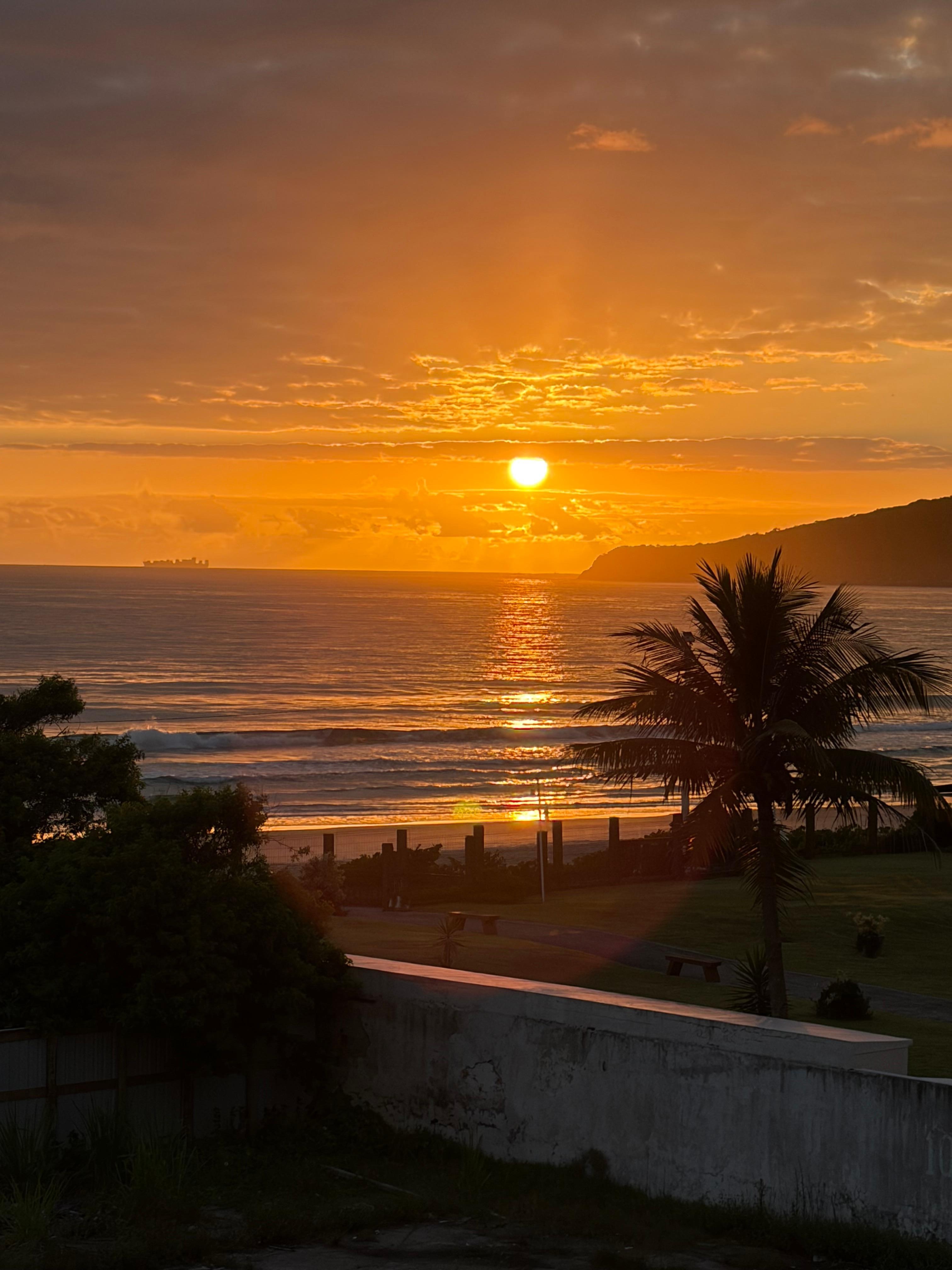 Nascer do sol visto da varanda do hotel.