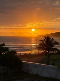 Nascer do sol visto da varanda do hotel.