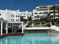 Pool & lunch area