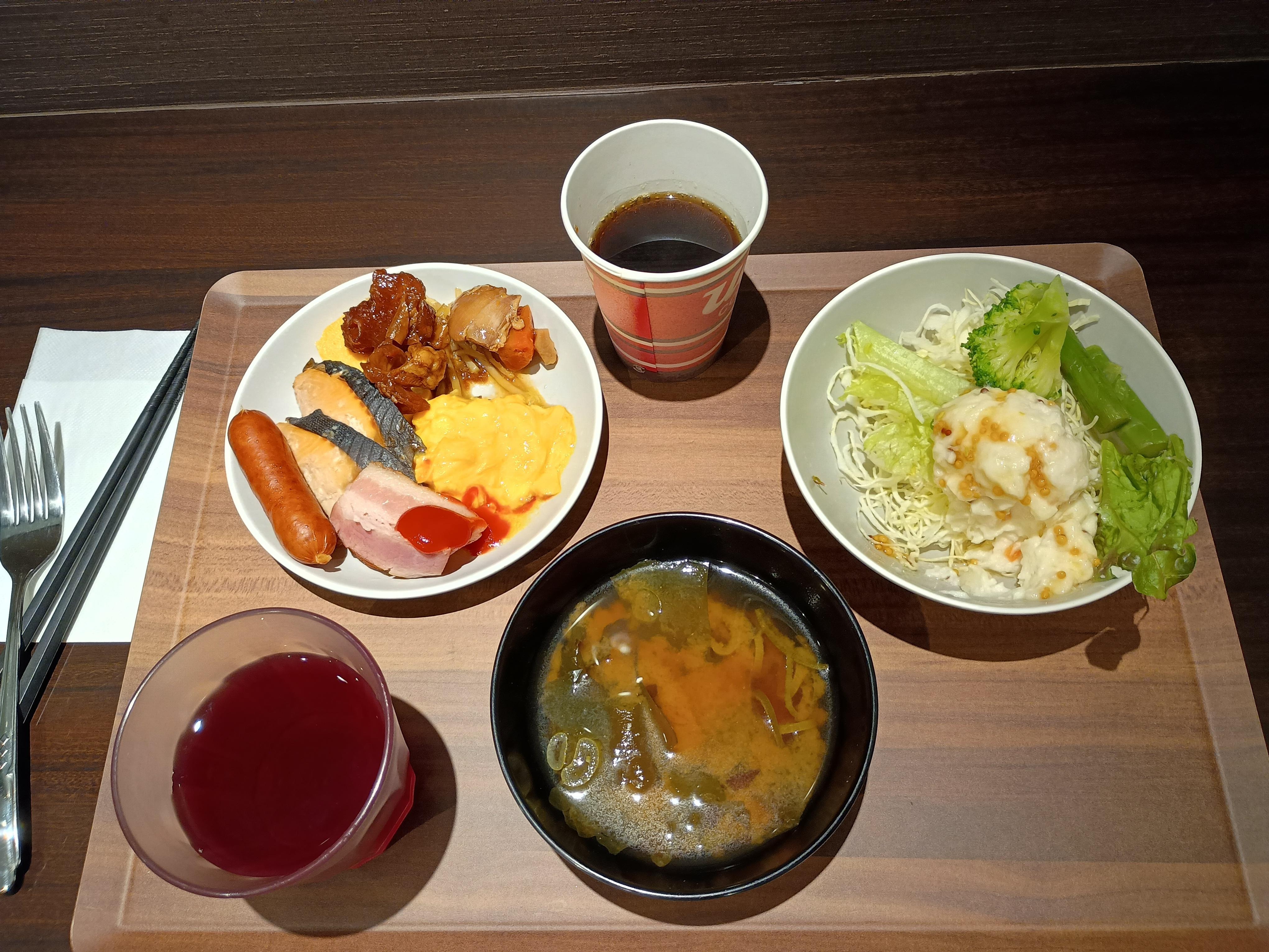 サラダをメインにして軽めに