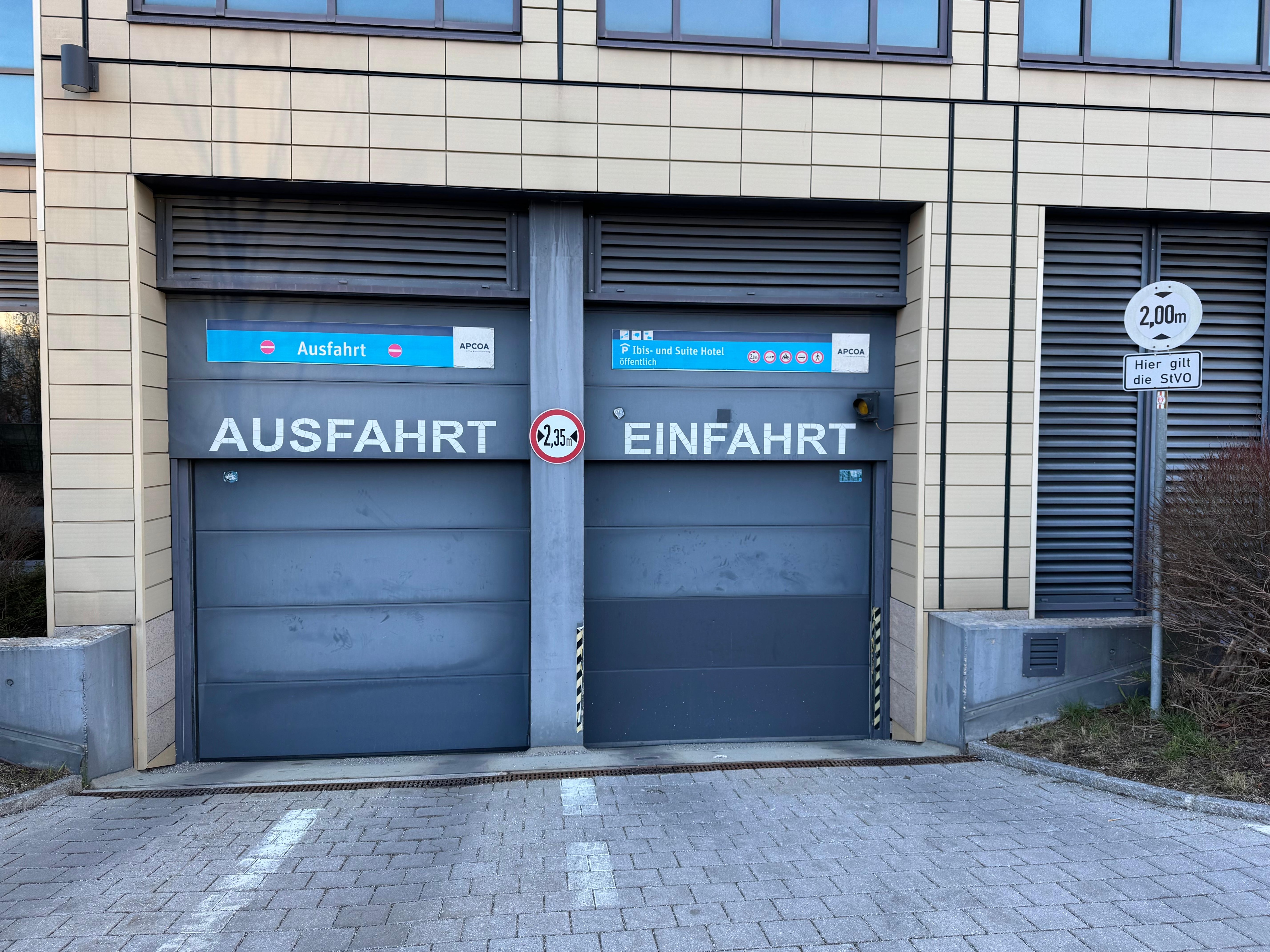 Einfahrt nur 2,35 m breit!!! Viel zu eng!