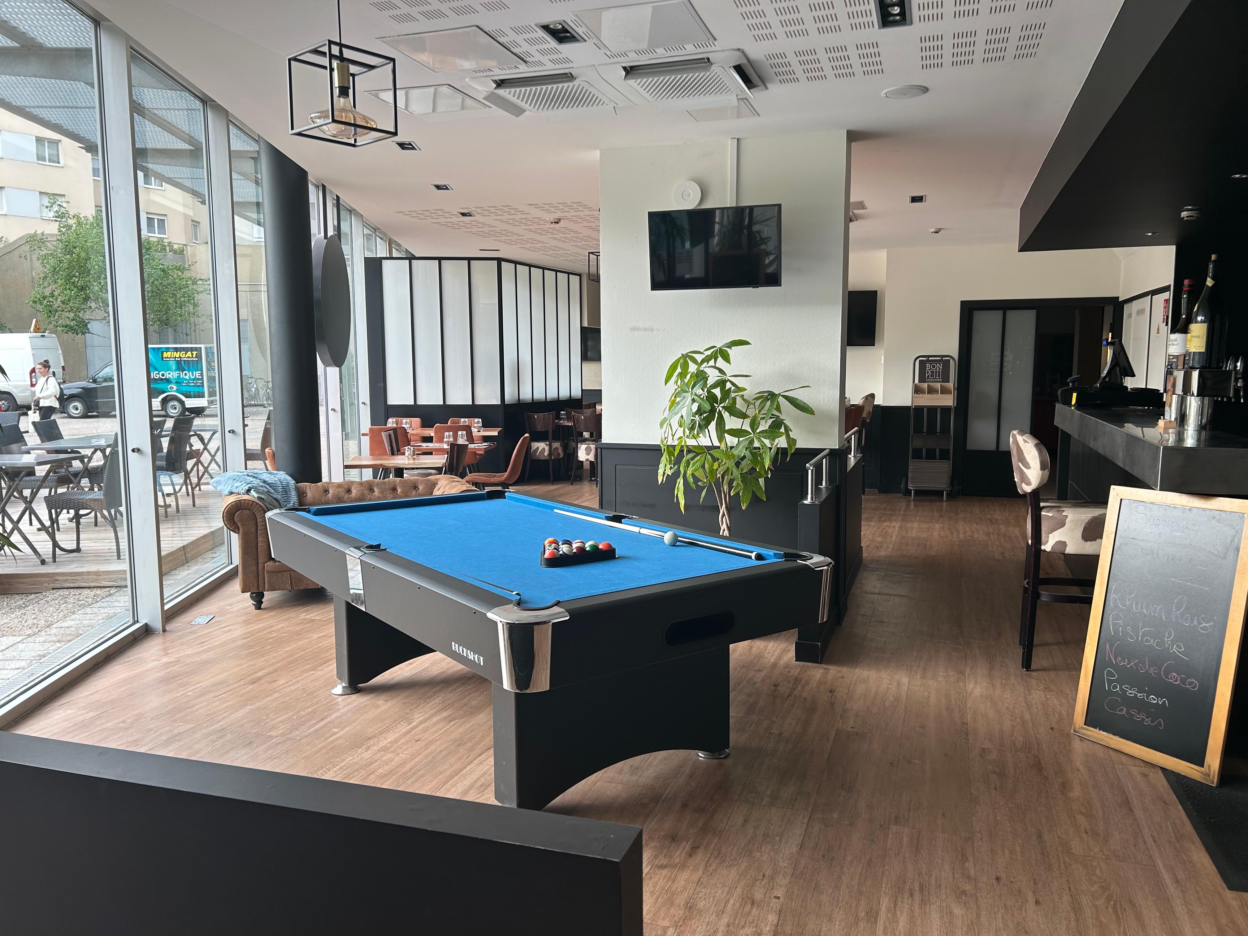 Le petit bar avec table de billard gratuit