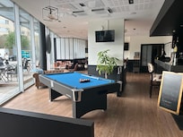 Le petit bar avec table de billard gratuit