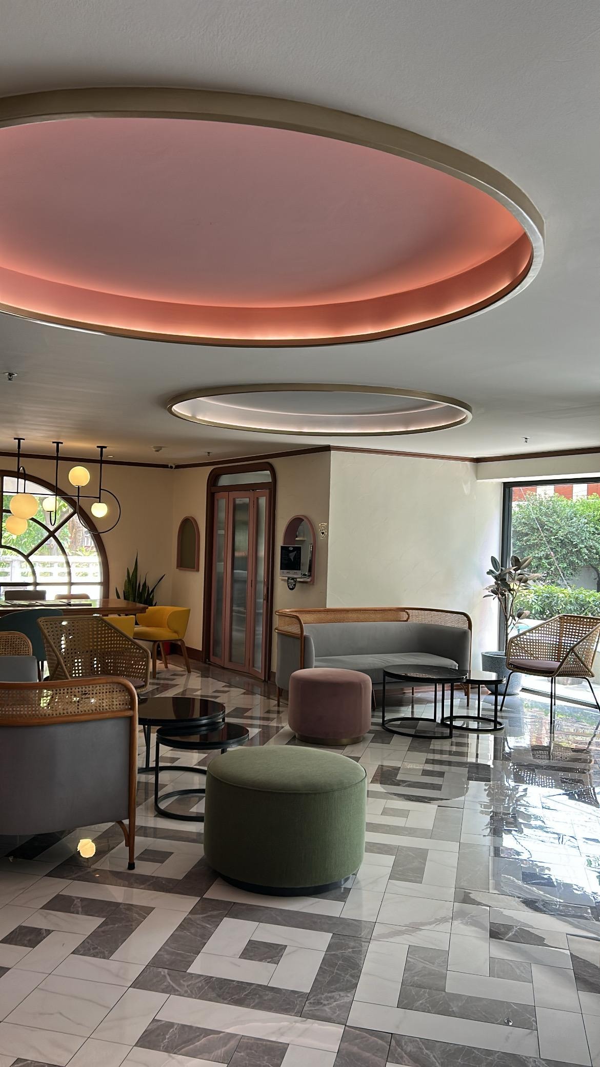 可愛いコンパクトなロビー