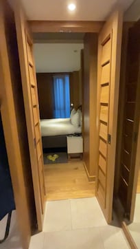 View as you walk into the Cozy room.