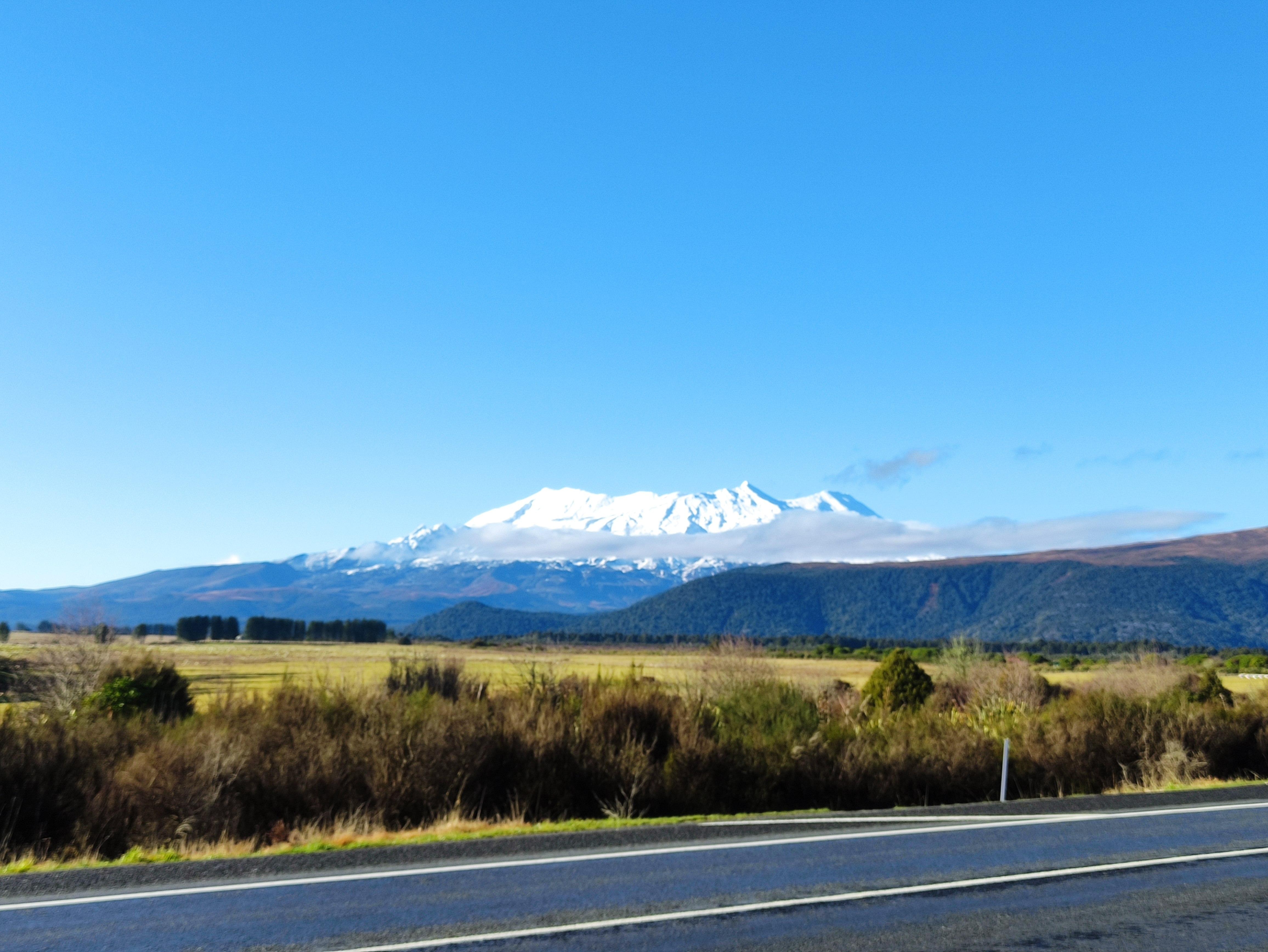 ホテルの前の道から見たルアペフ山