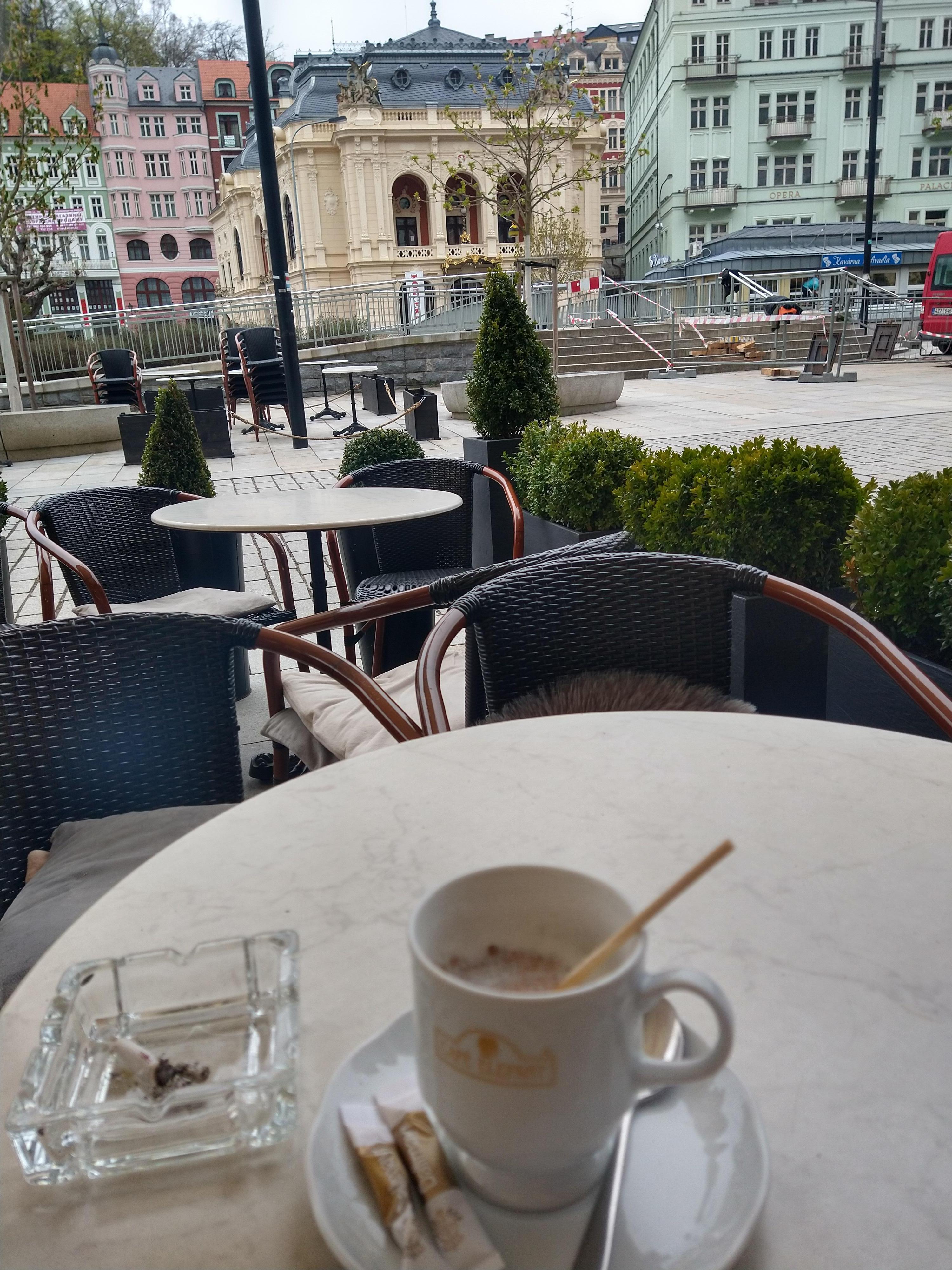 CAFÉ ELEFANT NO TÉRREO DO HOTEL E A VISTA DO TEATRO