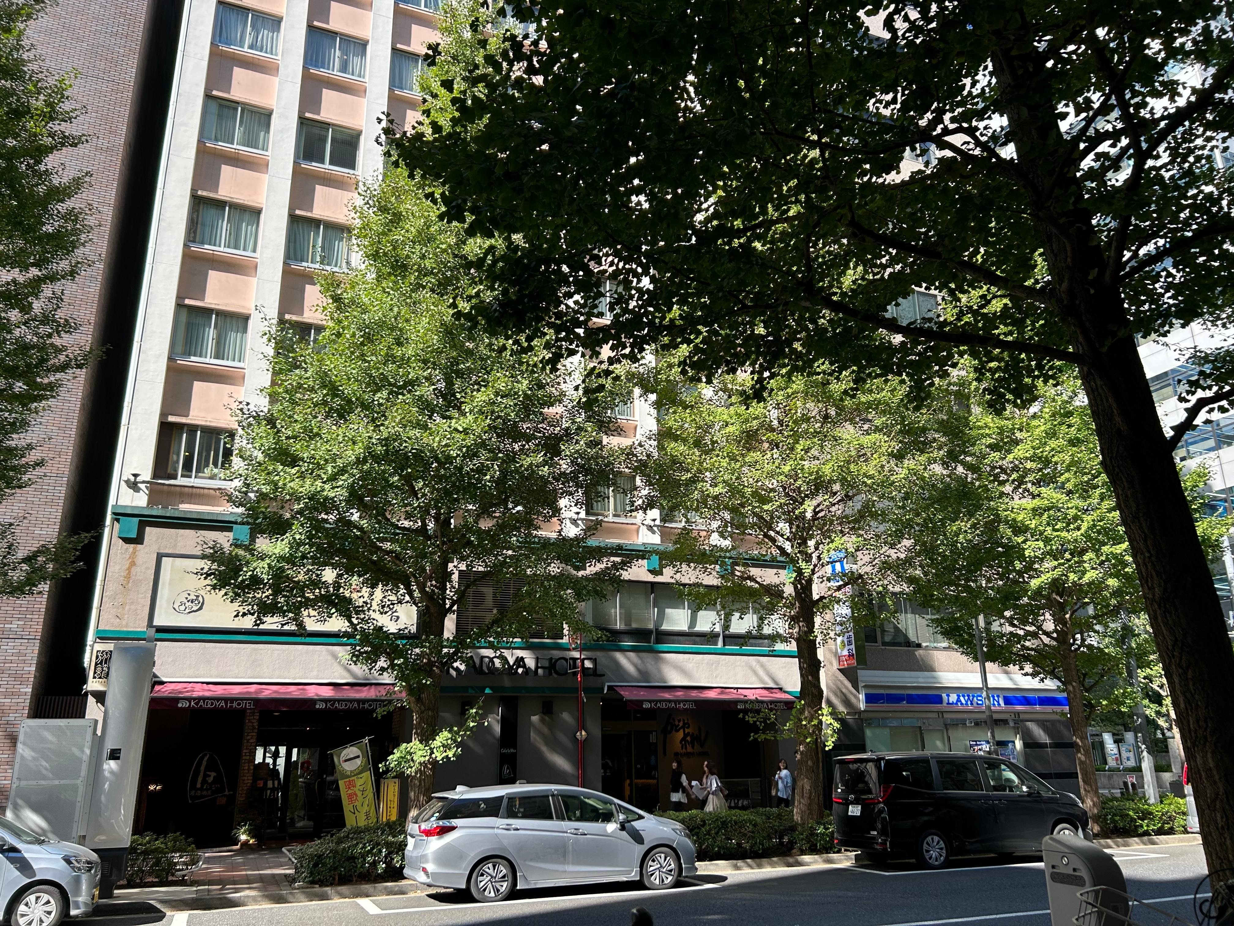 酒店右面便是Lawson