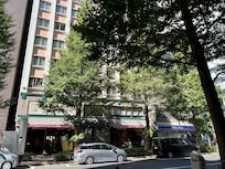酒店右面便是Lawson