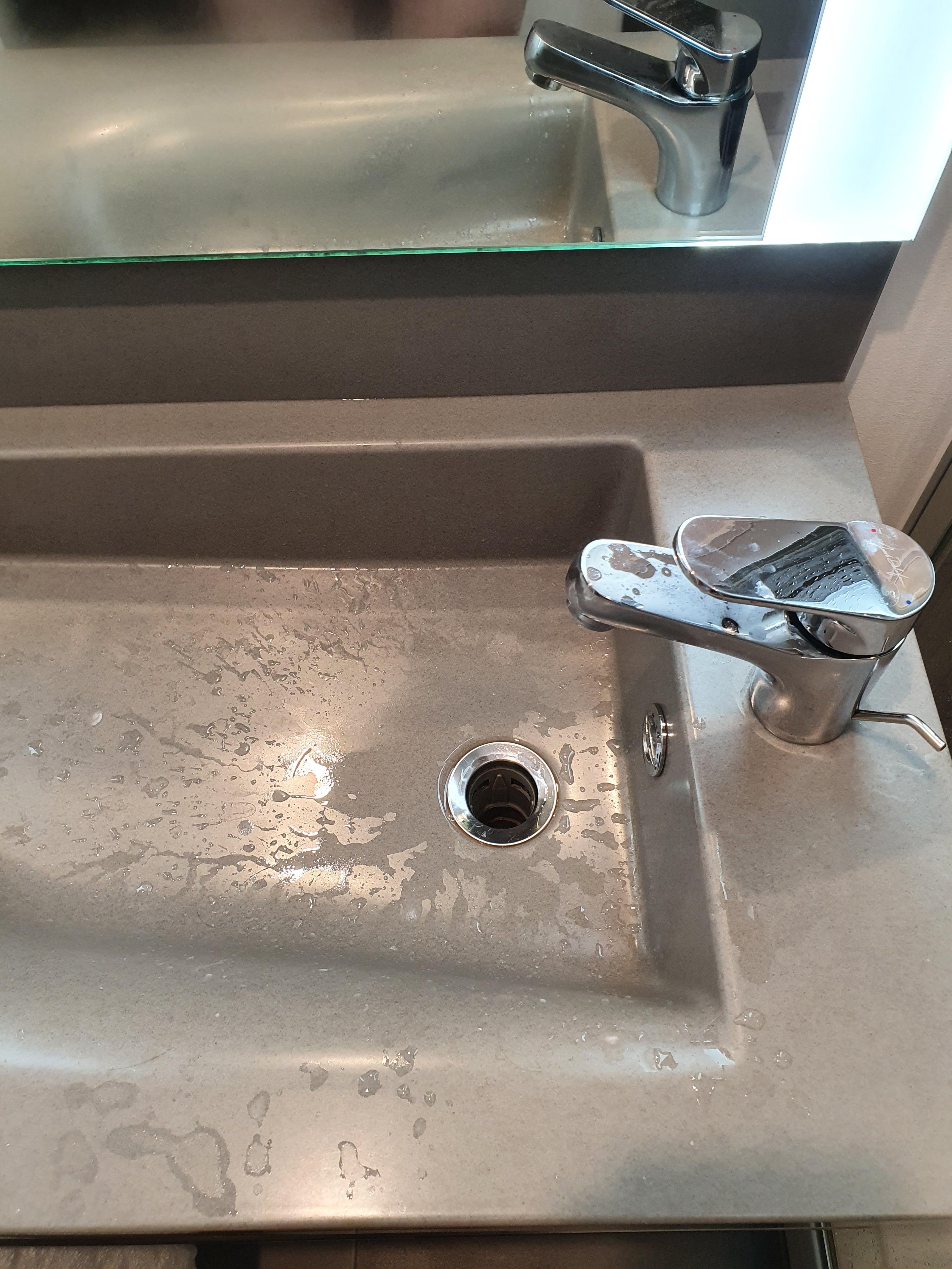 Sink with no plug.